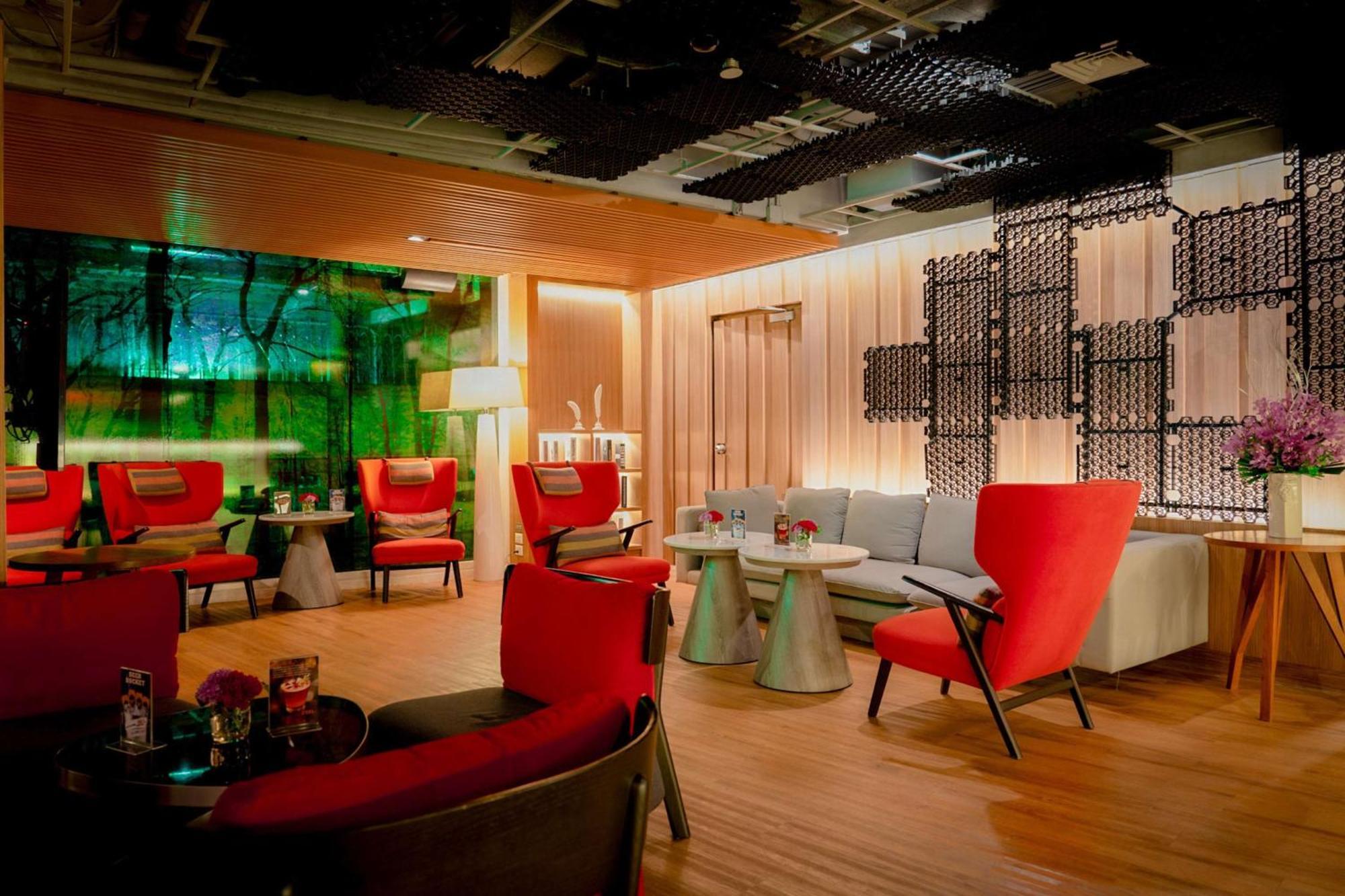 होटल Park Plaza Soi 18